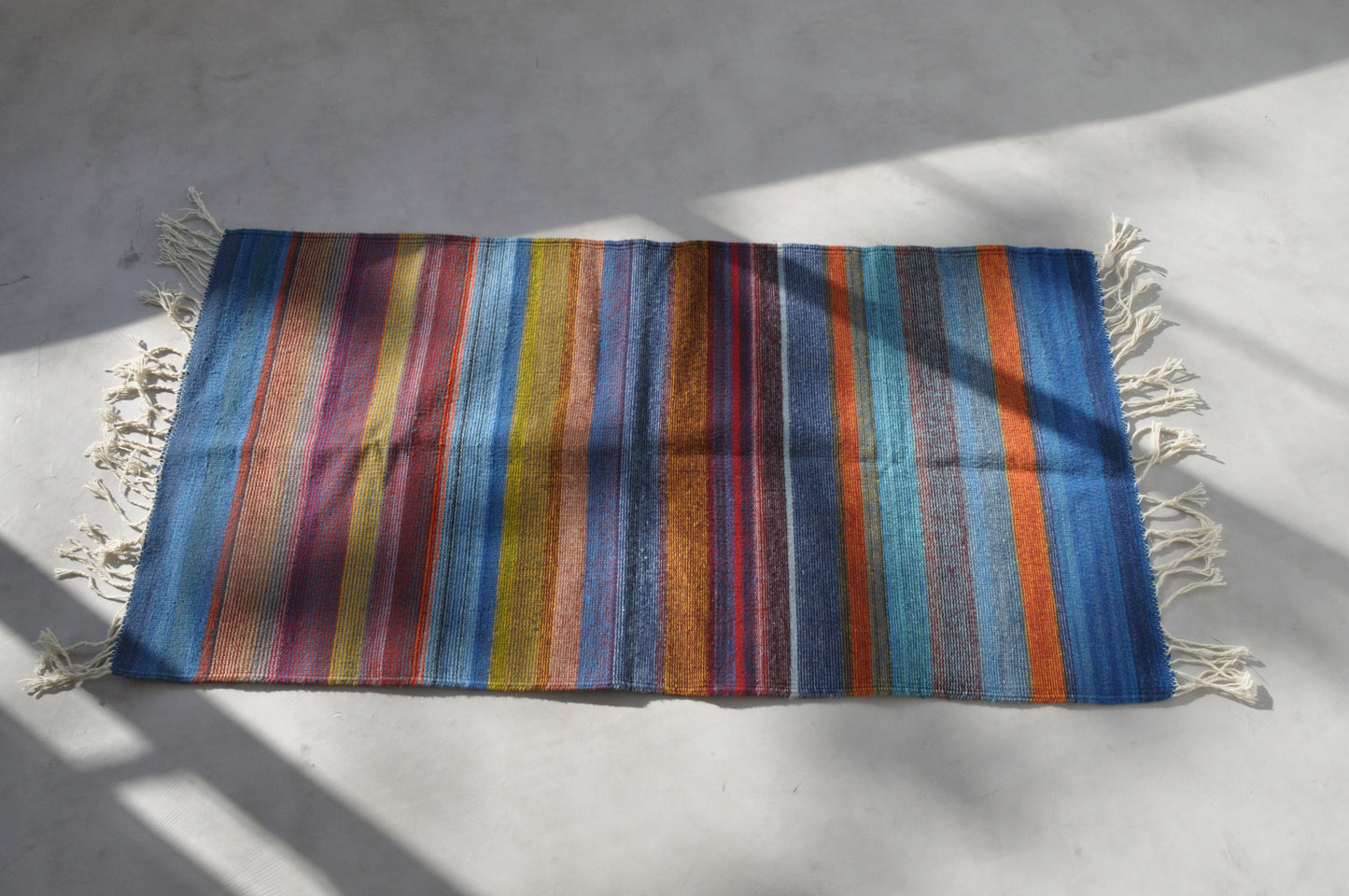 Mexican rug (148×78cm, rainbow striped pattern)